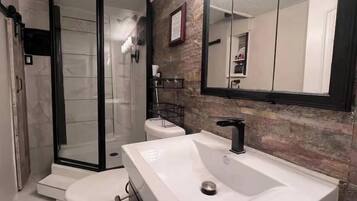 Towels, shampoo, toilet paper