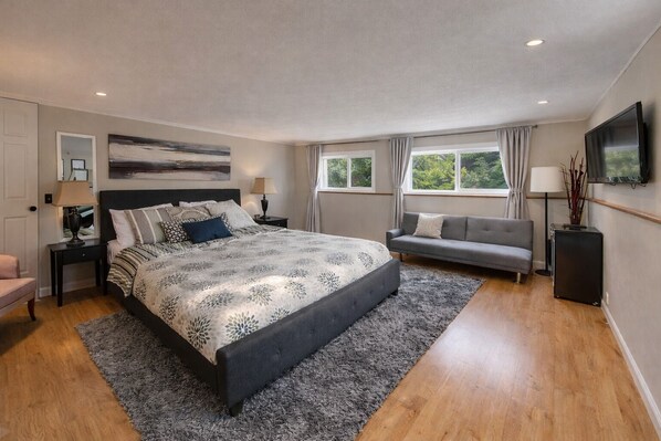 2 bedrooms, premium bedding, pillow-top beds, individually decorated - Brookside Falls  (Nanaimo)