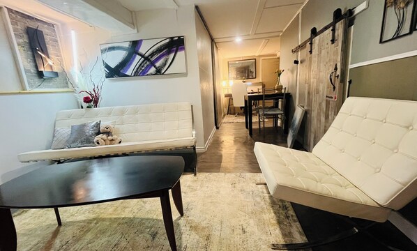 Suite – signature | Oppholdsområde | En 42-tommers LED-TV med kabel-kanaler samt bøker og kontorer