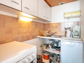 Kylskåp, mikrovågsugn, ugn och kaffe- och tebryggare