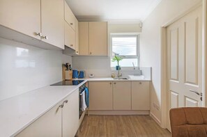 Apartment | Private kitchen | Fridge, microwave, oven, stovetop - 4 Guests - 20min to London - Free Parking - Petsok (London)