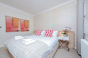 Apartment | 2 bedrooms, iron/ironing board, free WiFi, bed sheets - 4 Guests - 20min to London - Free Parking - Petsok (London)