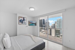 3 Schlafzimmer, Schreibtisch, Bügeleisen/Bügelbrett, Reisekinderbett