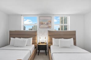 3 habitaciones, escritorio y tabla de planchar con plancha