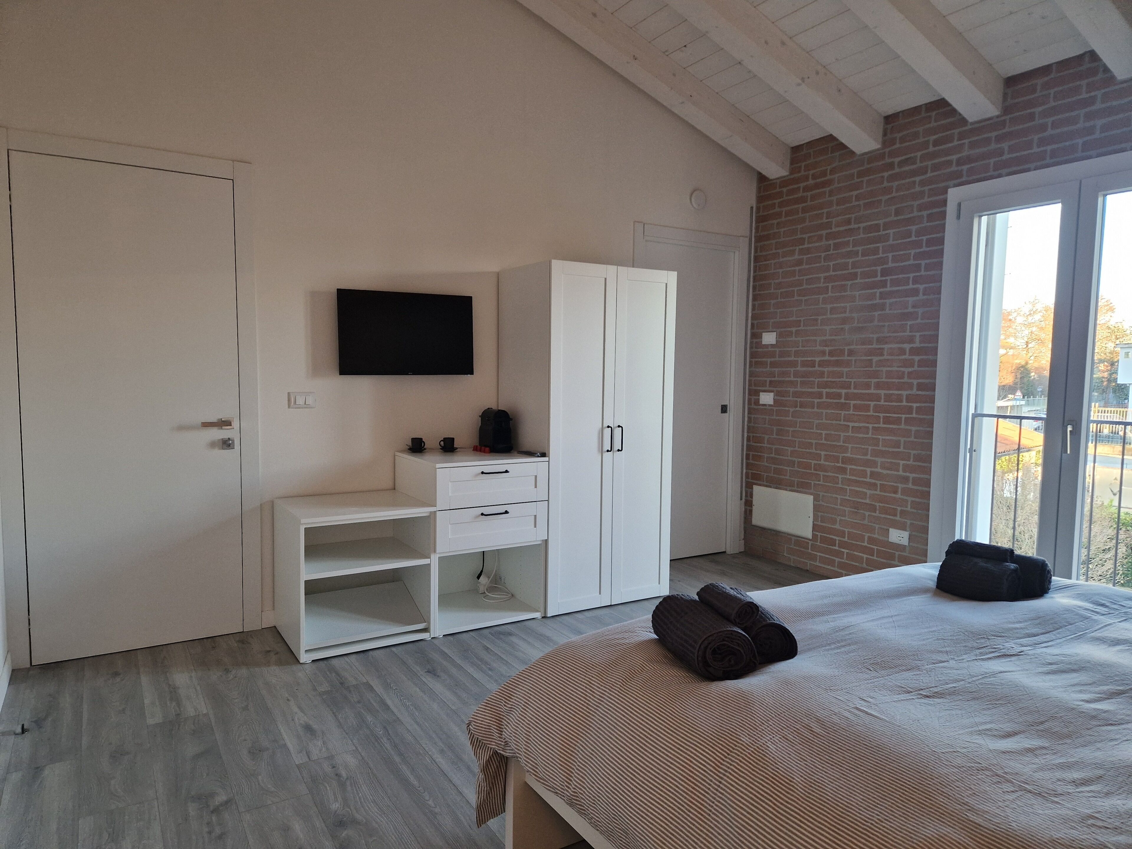 Comfort tweepersoonskamer, 1 queensize bed | Luxe beddengoed, donzen dekbedden, bedden met traagschuimmatras