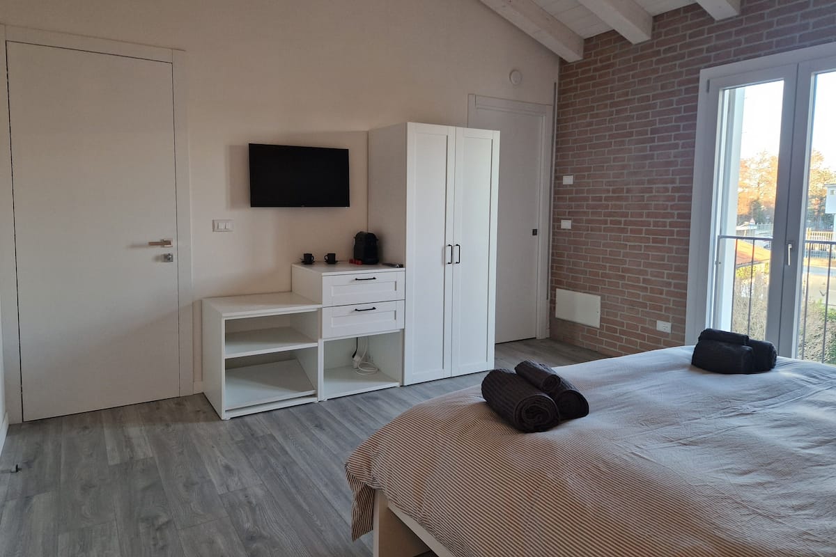 Comfort tweepersoonskamer, 1 queensize bed | Luxe beddengoed, donzen dekbedden, bedden met traagschuimmatras