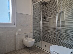 Chambre Double Deluxe, 1 grand lit | Salle de bain