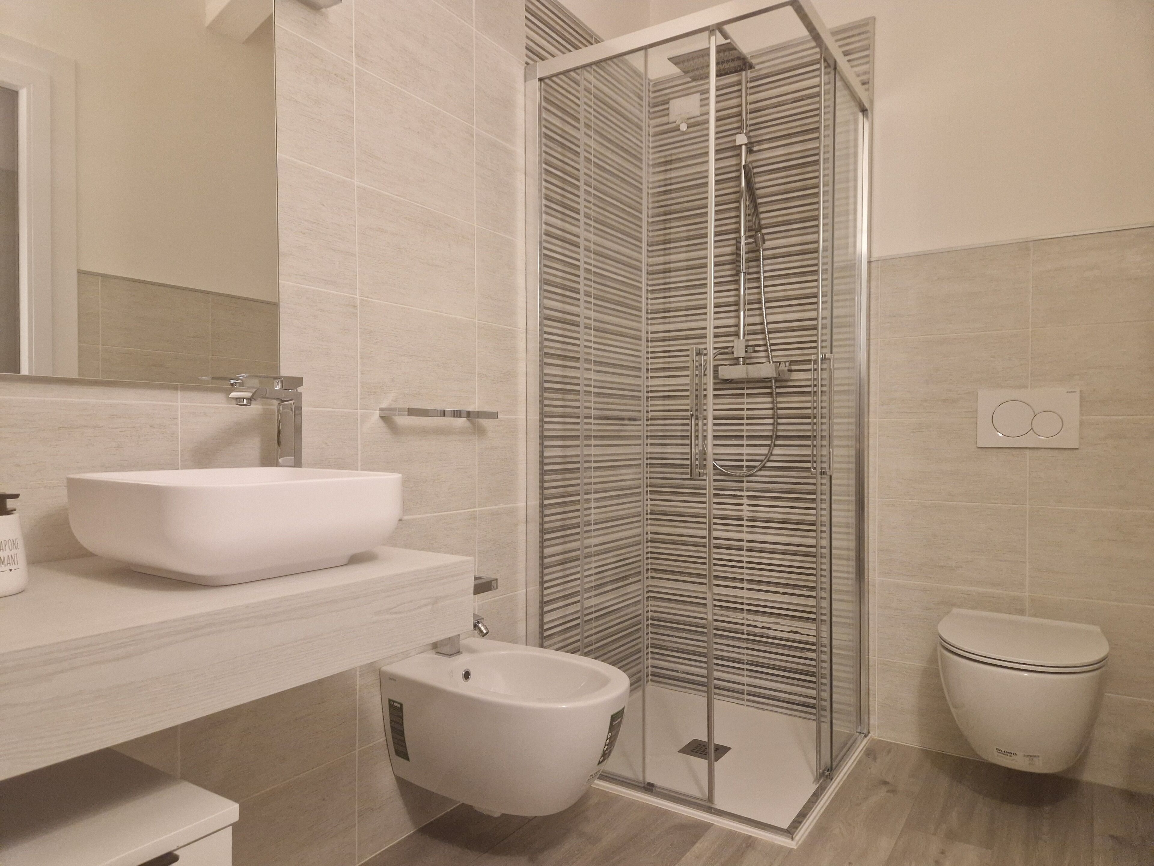Comfort-Doppelzimmer, 1 Queen-Bett | Badezimmer | Dusche, kostenlose Toilettenartikel, Haartrockner, Handtücher