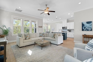 Ferienhaus, Mehrere Betten (Bama Breeze at Summer Salt) | Wohnbereich | Fernseher