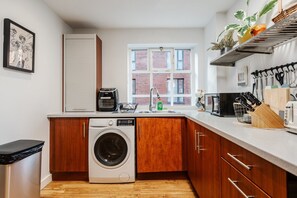 Kühlschrank, Mikrowelle, Ofen, Wasserkocher mit Kaffee-/Teezubehör