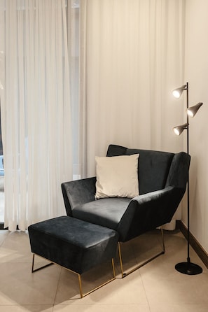 Premier-Doppelzimmer | Wohnbereich | 42-Zoll-Flachbildfernseher mit Kabelempfang
