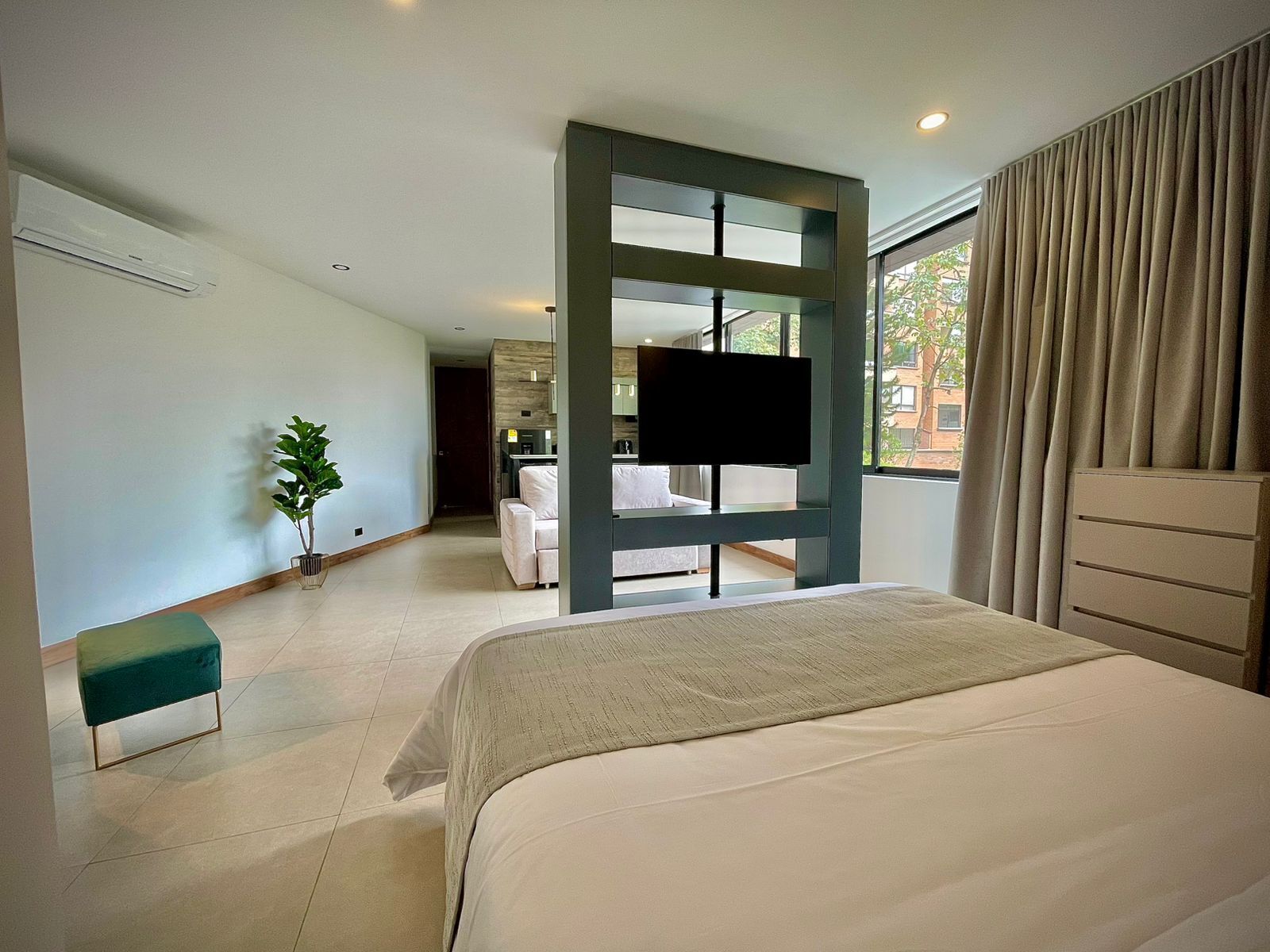 Selimut bulu angsa, brankas, dan didekorasi berbeda-beda