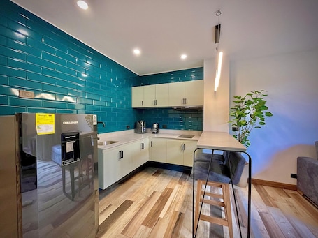 Refrigerador con freezer, placa de cocina, cafetera/tetera, licuadora