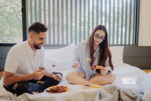 Habitación de diseño | Ropa de cama de alta calidad, edredones de plumas, caja fuerte