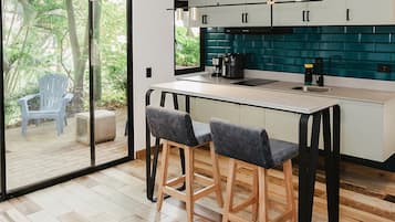 Royal Single Room | Private kitchen | Full-size fridge, stovetop, coffee/tea maker, blender
