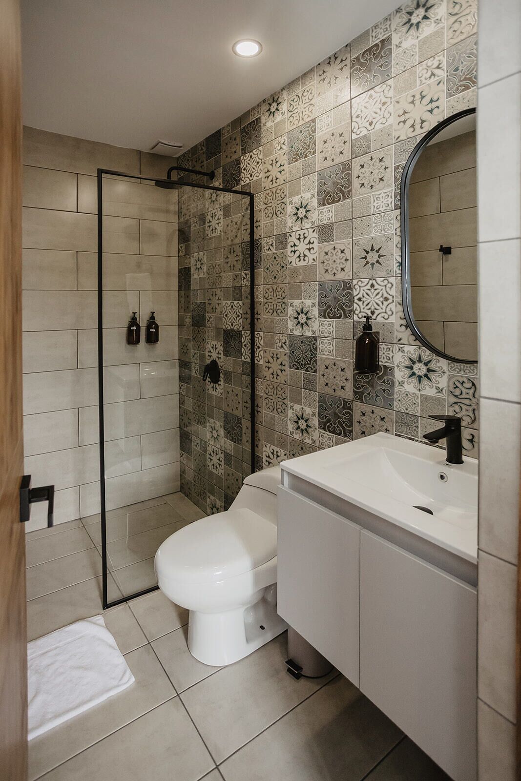 Un baño moderno con ducha, inodoro y lavamanos.