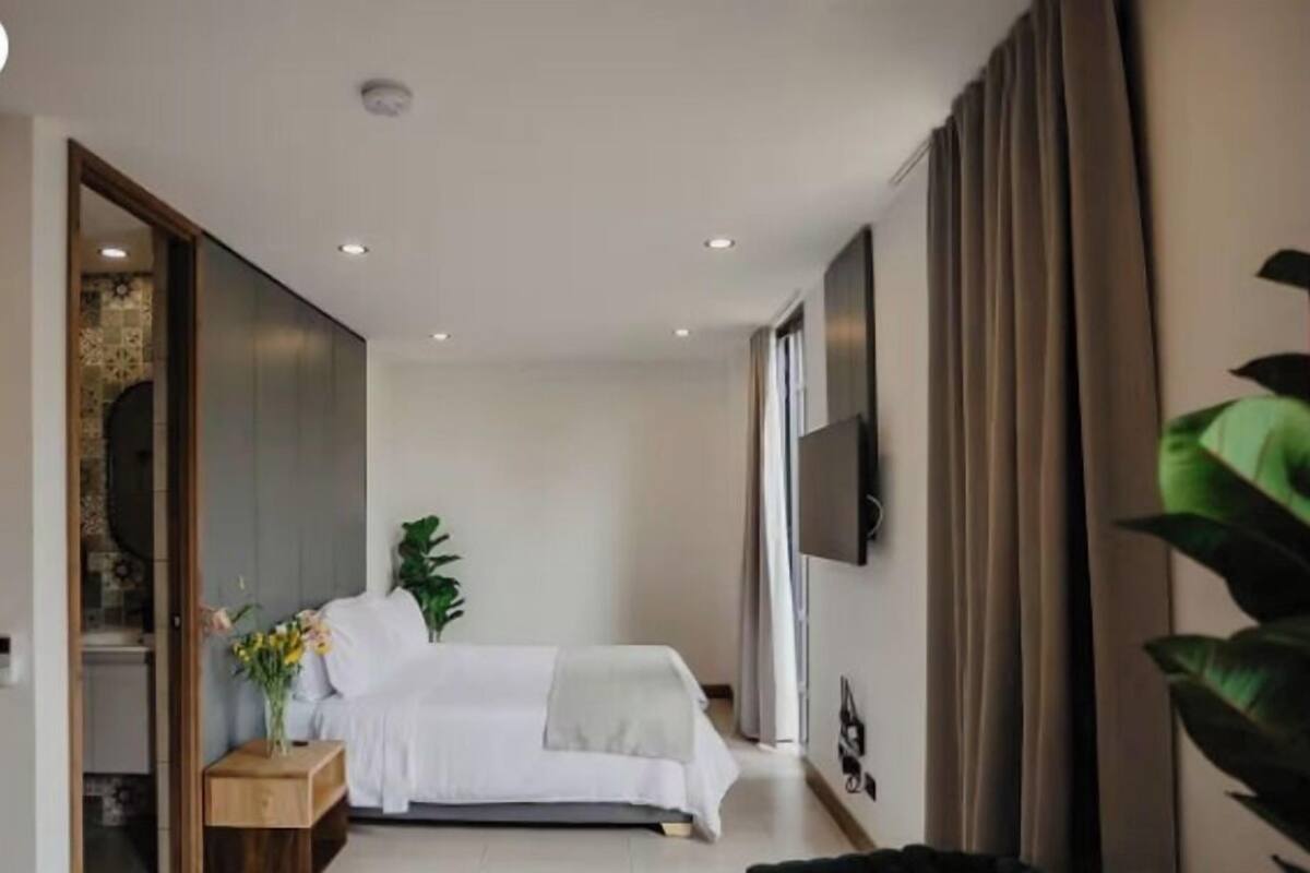 Premium bedding, down comforters, in-room safe, desk