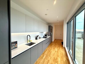 Refrigerador, microondas, horno, placa de cocina