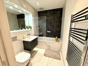 Douche, sèche-cheveux, serviettes fournies, savon