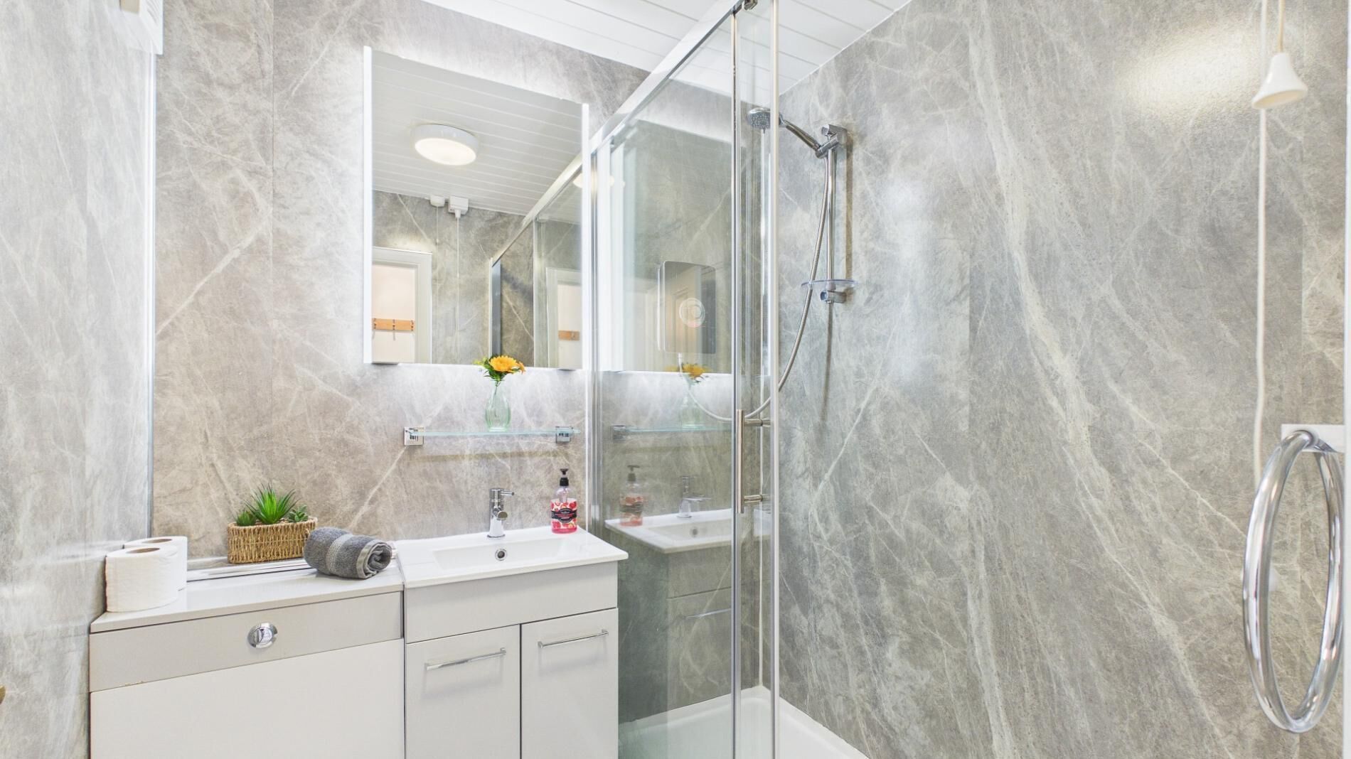 Apartment (1 Bedroom) | Bathroom | Shower, towels
