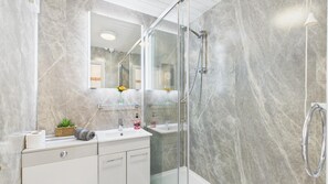 Apartment (1 Bedroom) | Bathroom | Shower, towels - Driftwood Den - 1 Bedroom Apartment - Saundersfoot (Saundersfoot)