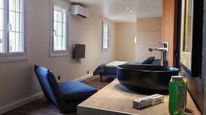 5 bedrooms, iron/ironing board, free WiFi