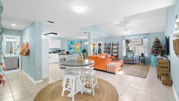 House, Courtyard View | In-room dining