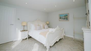 Bungalow | In-room safe, desk, free WiFi