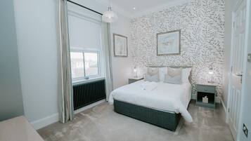 In-room safe, desk, free WiFi