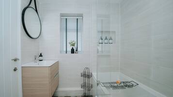 Bungalow | Bathroom | Hair dryer, towels, soap, shampoo