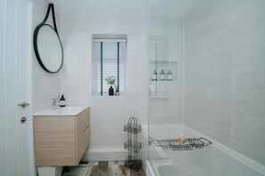 Bungalow | Salle de bain | Sèche-cheveux, serviettes fournies, savon, shampoing
