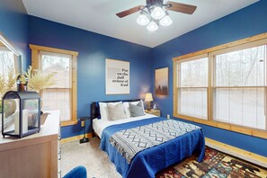 4 bedrooms, iron/ironing board, internet, bed sheets