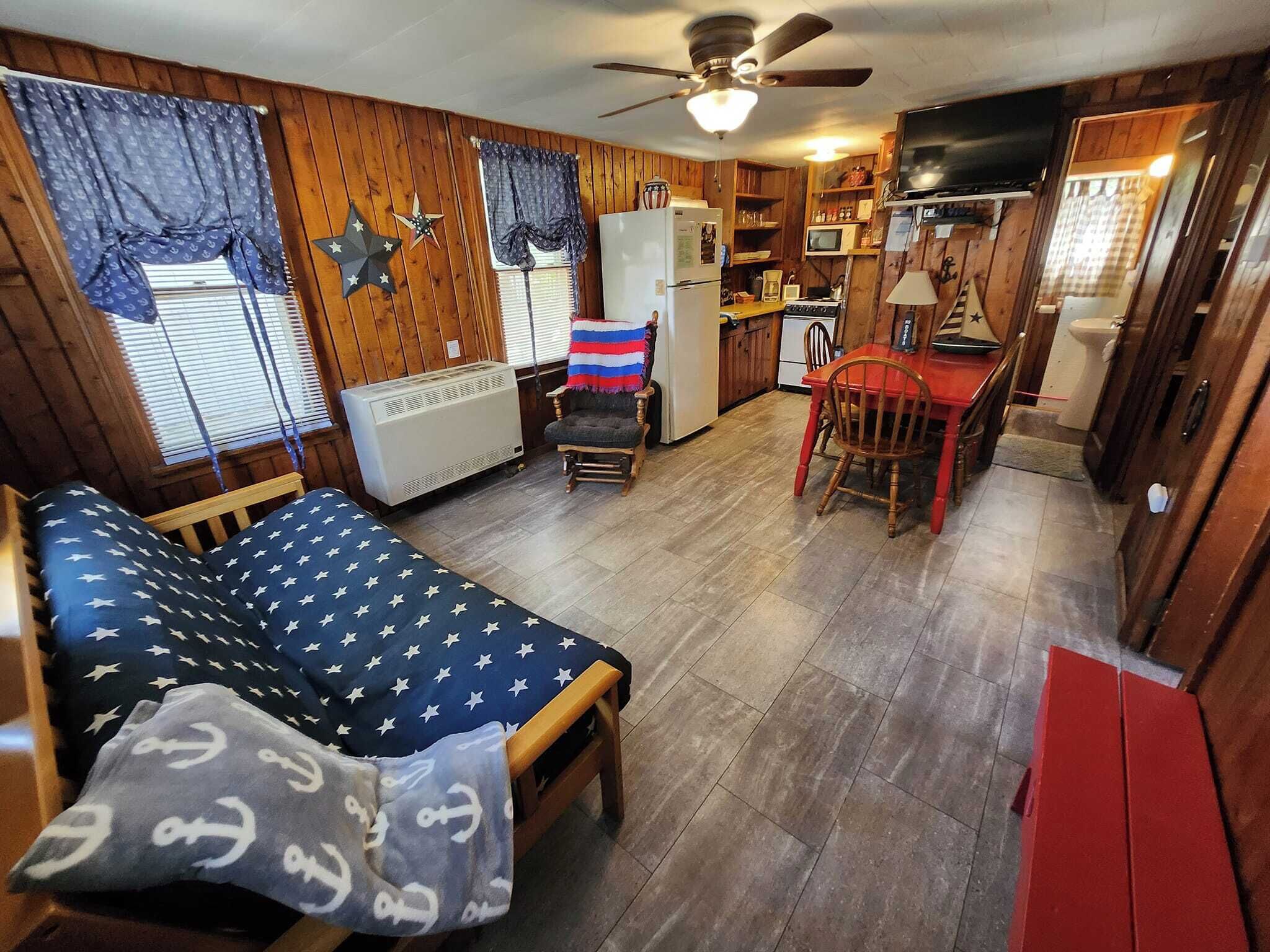 Een televisie, een dvd-speler, boeken en een filmbibliotheek