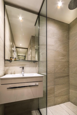 Sèche-cheveux, serviettes fournies