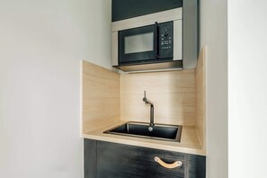 Kühlschrank, Herdplatte, Wasserkocher mit Kaffee-/Teezubehör