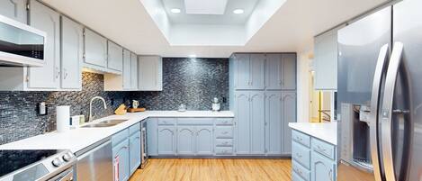 Réfrigérateur, micro-ondes, four, plaque de cuisson