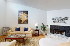 Télévision, cheminée