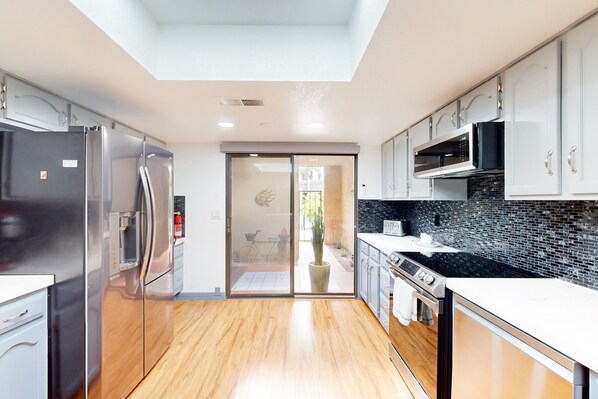 Kylskåp, mikrovågsugn, ugn och spishäll