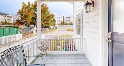 Historic dog-friendly home with Central AC, Gas Grill and Cozy Patio