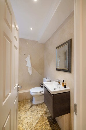 Sèche-cheveux, serviettes fournies