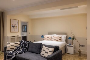 1 bedroom, iron/ironing board, WiFi, bed sheets - Newly refurbished, Superior studio Lower Ground (London)