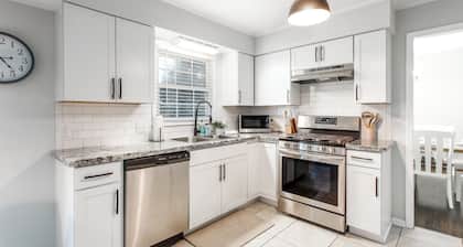 Sleeps 17;2 mins from HPU; Hot Tub; Great for FurnitureMarket