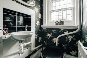 Een haardroger, handdoeken