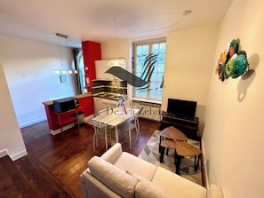 TV - Le Puyravault - Studio in the heart of town (Rochefort)