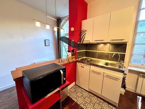 Fridge, microwave, stovetop, coffee/tea maker - Le Puyravault - Studio in the heart of town (Rochefort)
