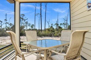 ハウス ベッド (複数台) (Floridaze) | 屋外ダイニングエリア