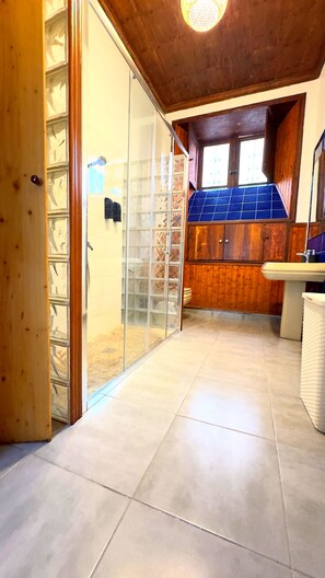 Shower, hair dryer, towels, soap - Traditional House - Caletón Gara (Garachico)