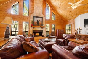 Smart TV, fireplace, video games, offices - Lodge with shared amenities - pool, hot tub, hiking, pickle ball (Dripping Springs)