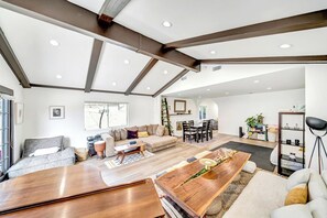 Books, computer monitors - Charming 3-bedroom with a fitness area welcoming Lake Balboa, Los Angeles (Los Angeles)