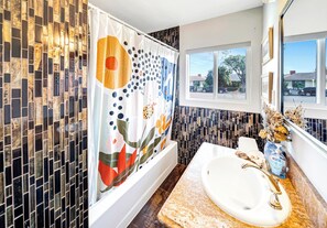 Hair dryer, towels, soap, toilet paper - Charming 3-bedroom with a fitness area welcoming Lake Balboa, Los Angeles (Los Angeles)